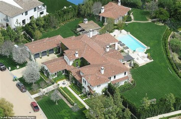 Khlo&eacute; Kardashian House in Calabasas: A Luxurious Haven for the Modern Celebrity