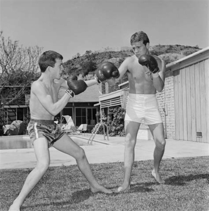 Ryan O'Neal's Boxing Journey: A Unique Chapter in Hollywood History