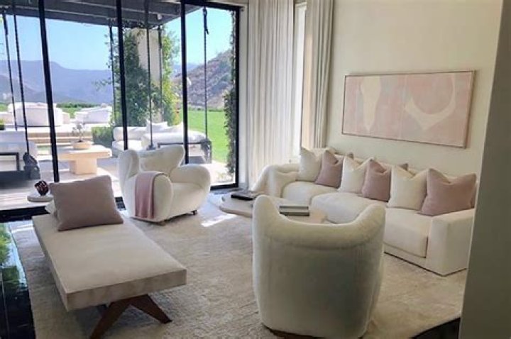 Tour of Khloe Kardashian House: A Glimpse Into Luxury Living